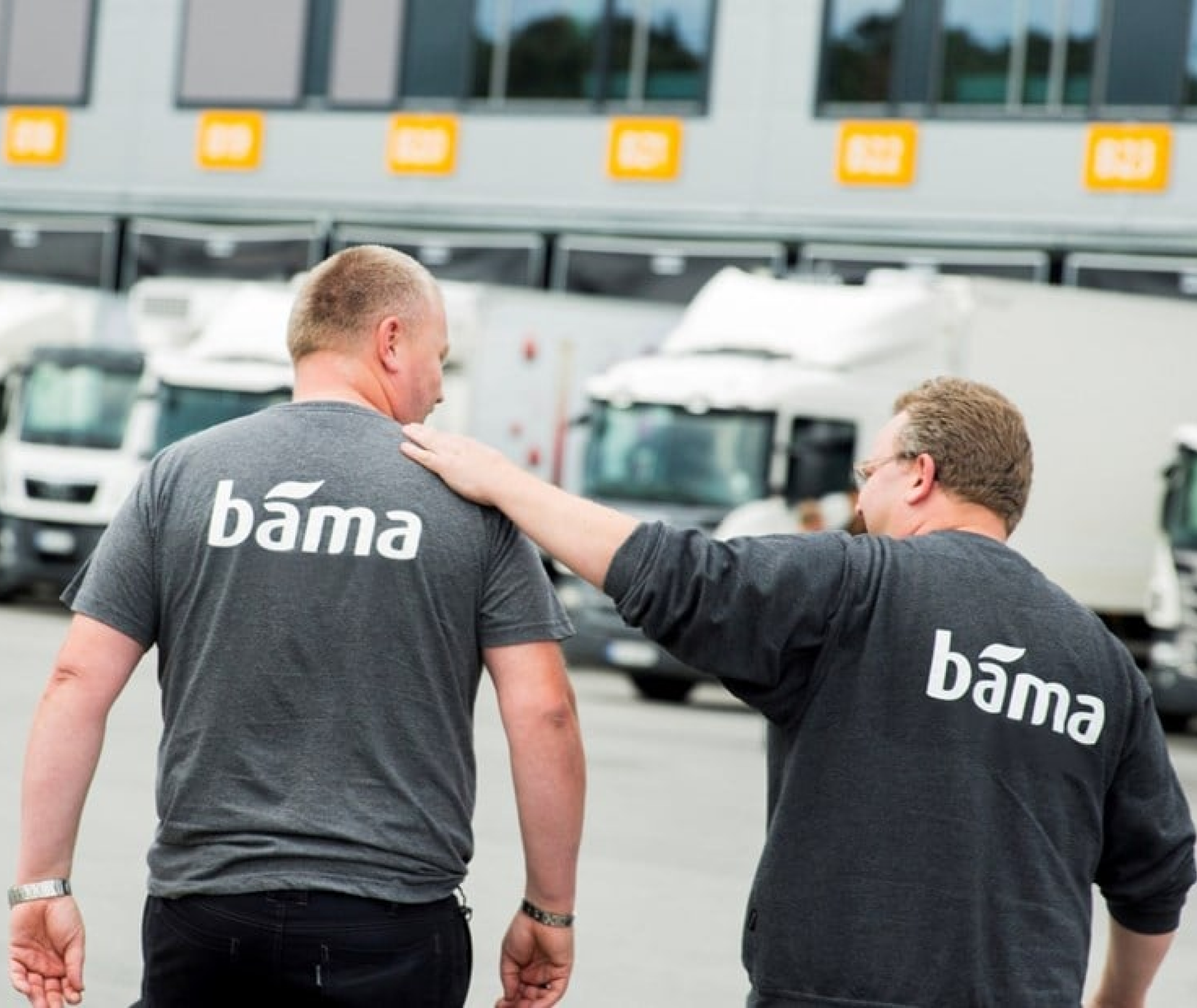 To BAMA-mænd iført matchende skjorter